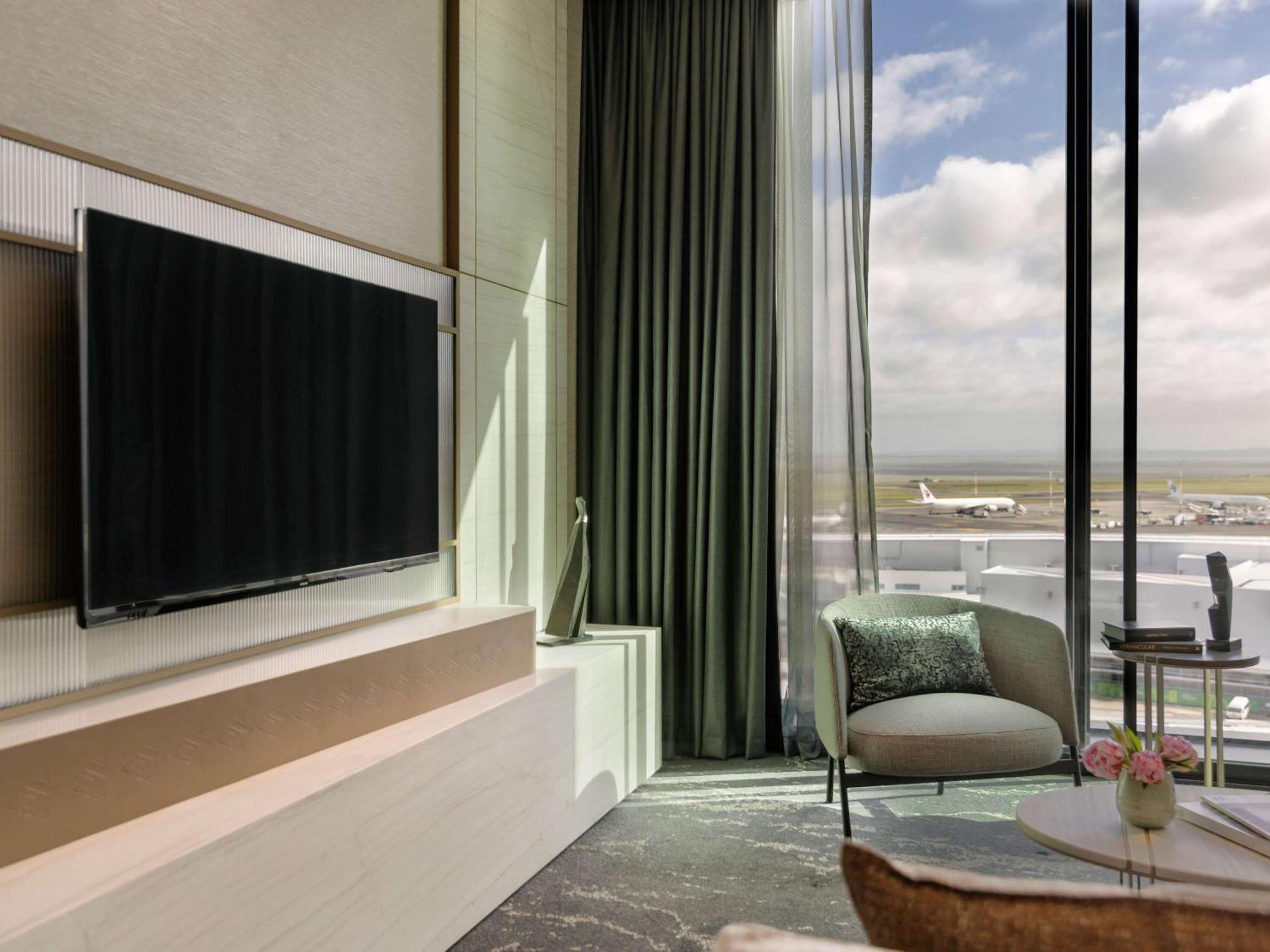 Отель Pullman Auckland Airport Экстерьер фото A room at the hotel